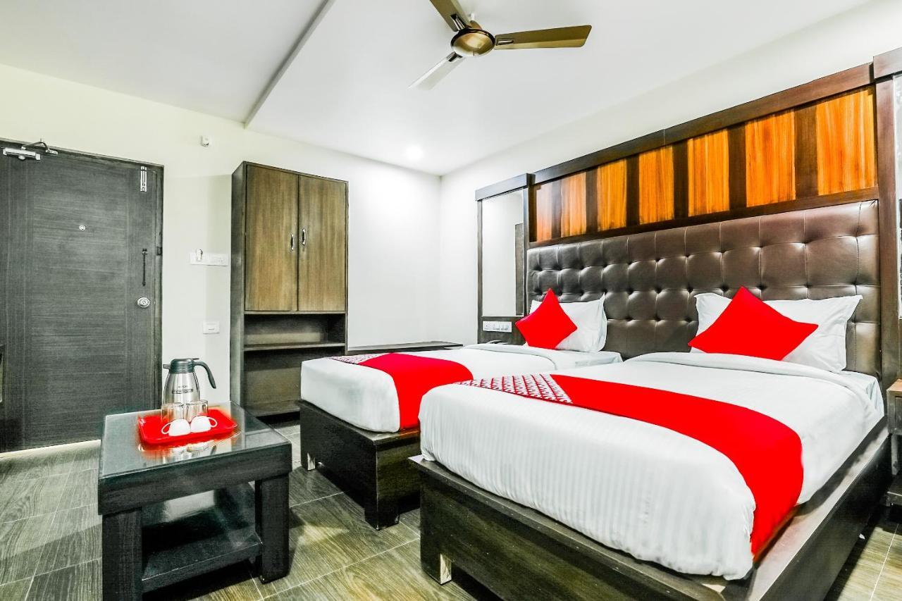 Oyo 16155 Hotel Dcm Grand Vijayawāda Exteriör bild