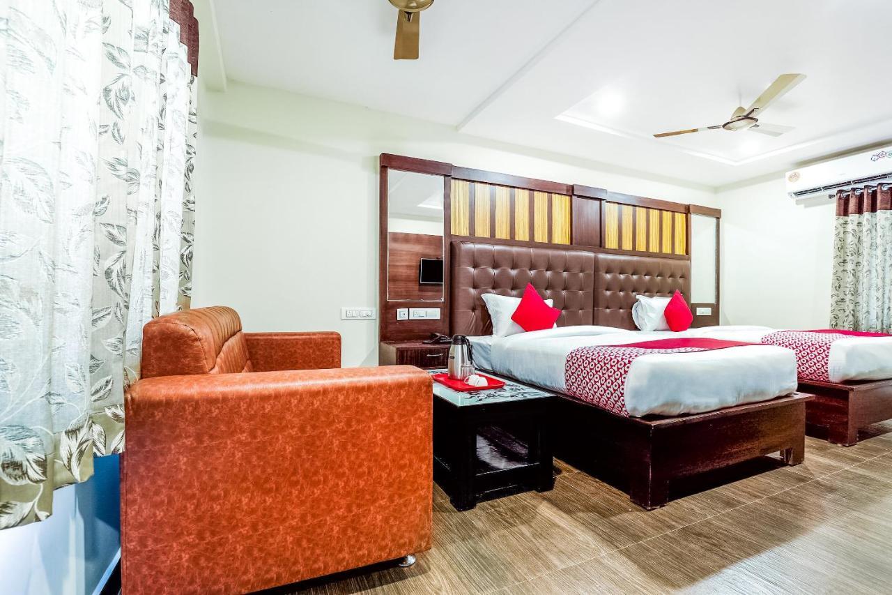 Oyo 16155 Hotel Dcm Grand Vijayawāda Exteriör bild