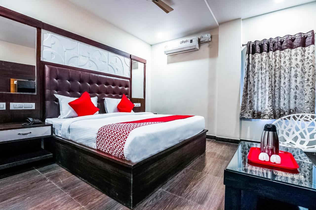 Oyo 16155 Hotel Dcm Grand Vijayawāda Exteriör bild
