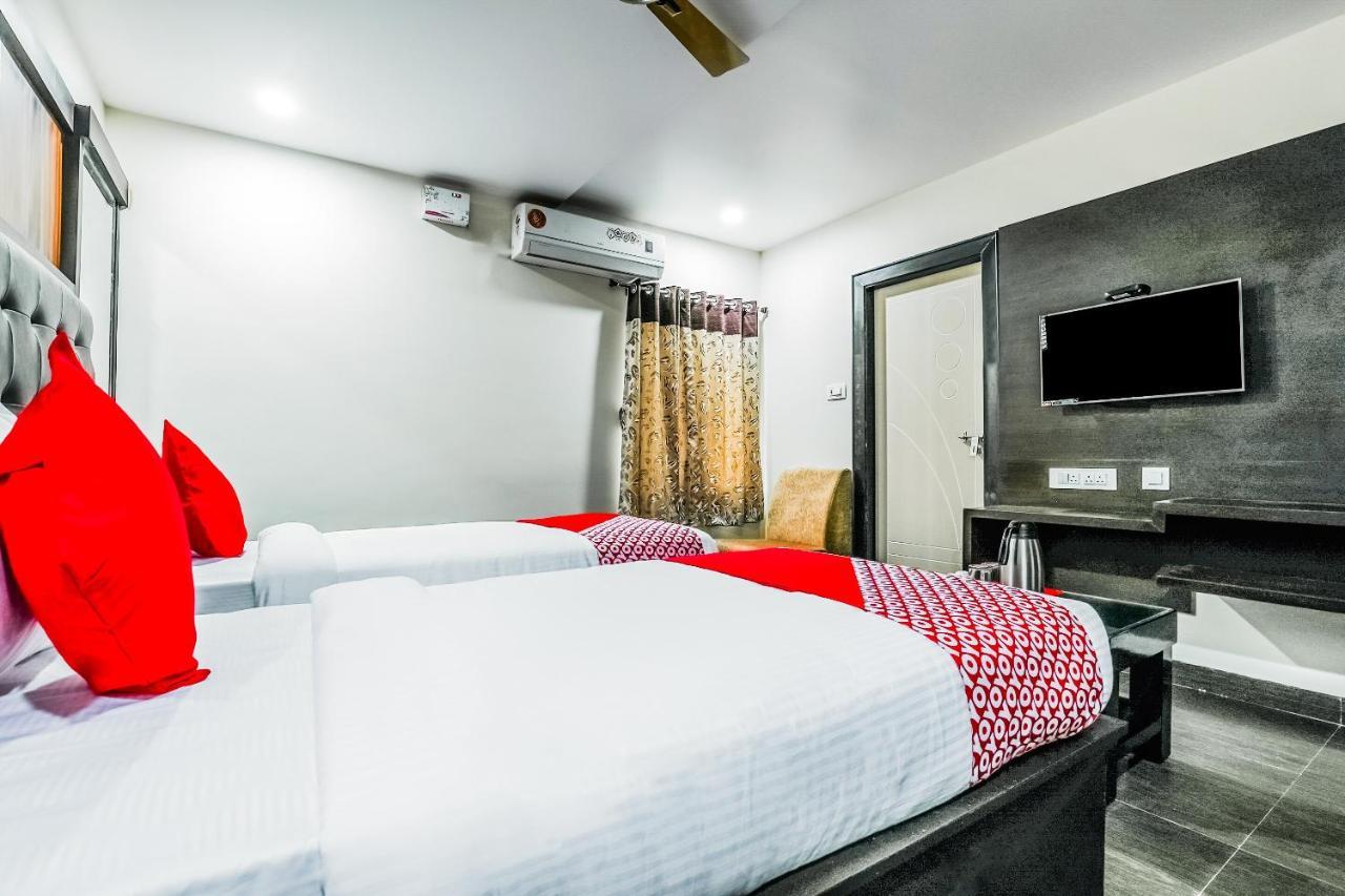 Oyo 16155 Hotel Dcm Grand Vijayawāda Exteriör bild