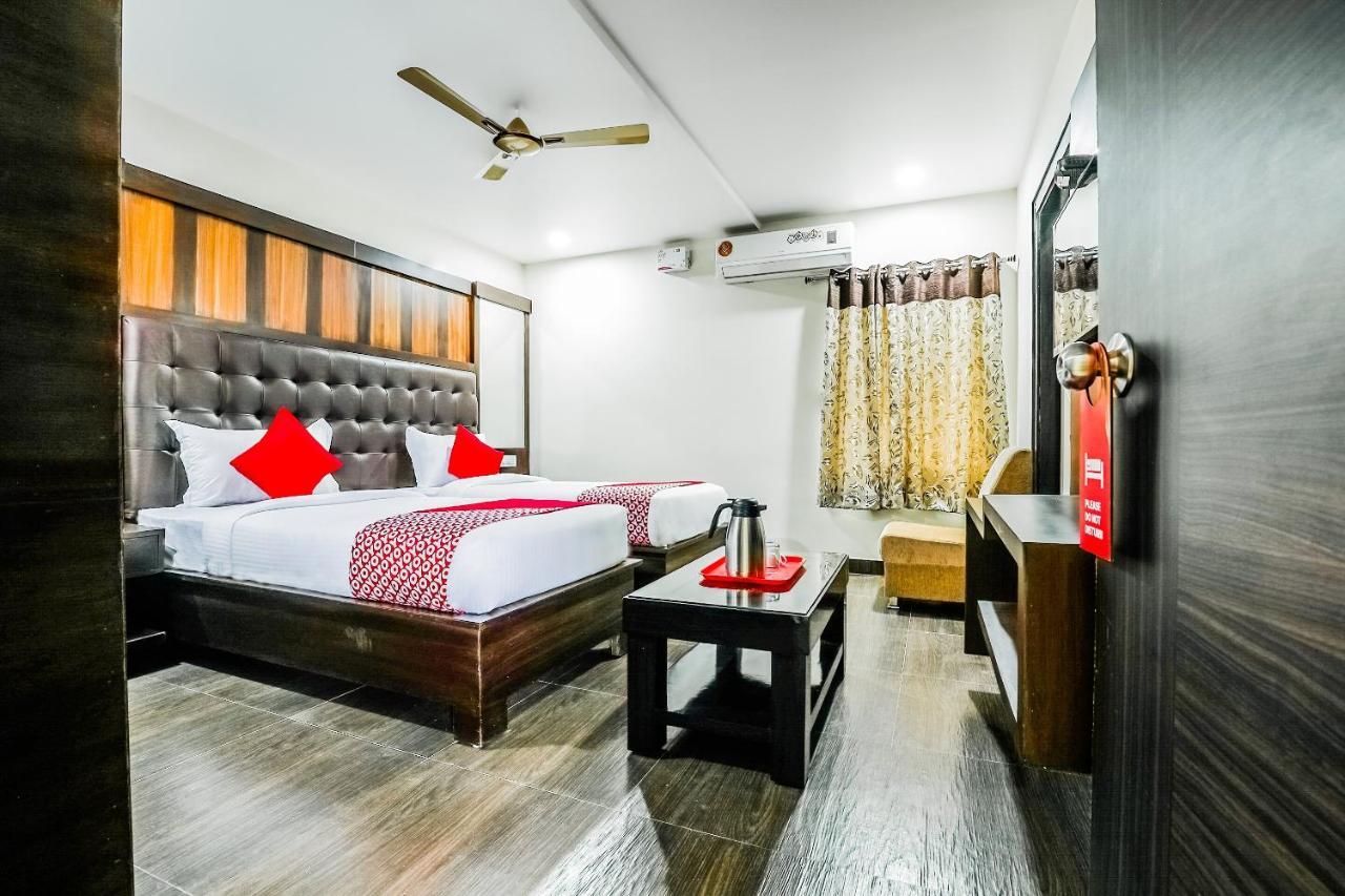 Oyo 16155 Hotel Dcm Grand Vijayawāda Exteriör bild