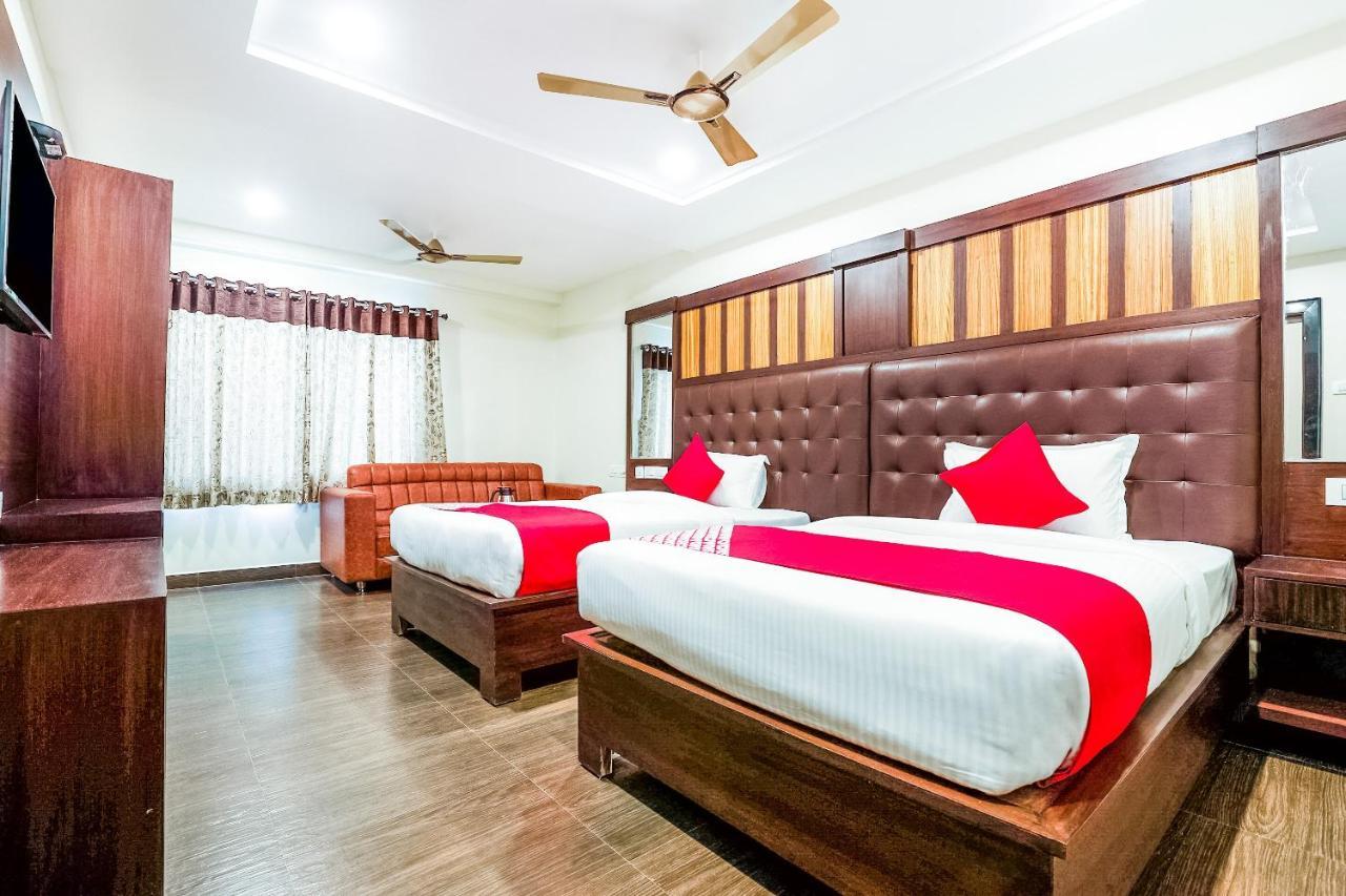 Oyo 16155 Hotel Dcm Grand Vijayawāda Exteriör bild