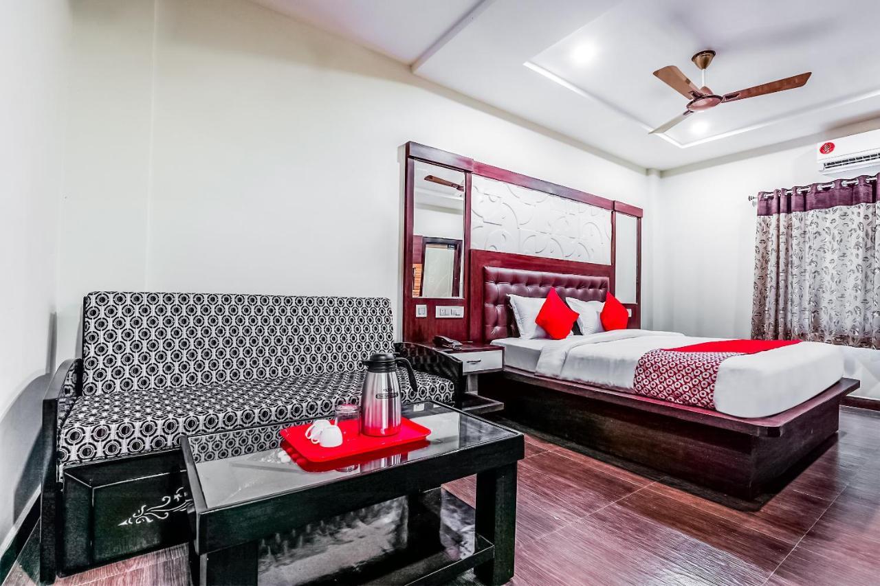Oyo 16155 Hotel Dcm Grand Vijayawāda Exteriör bild
