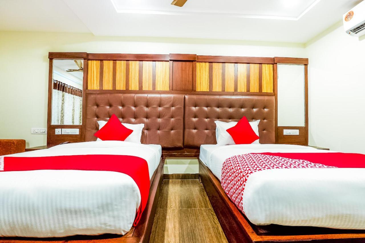 Oyo 16155 Hotel Dcm Grand Vijayawāda Exteriör bild