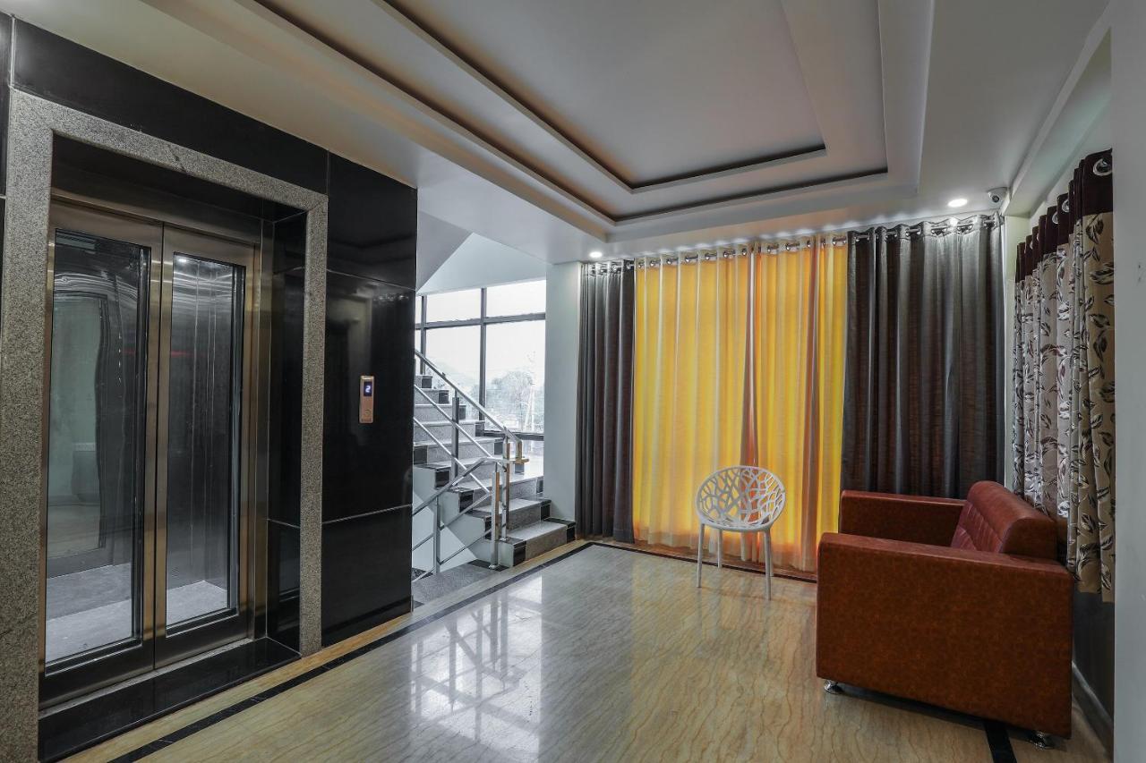 Oyo 16155 Hotel Dcm Grand Vijayawāda Exteriör bild