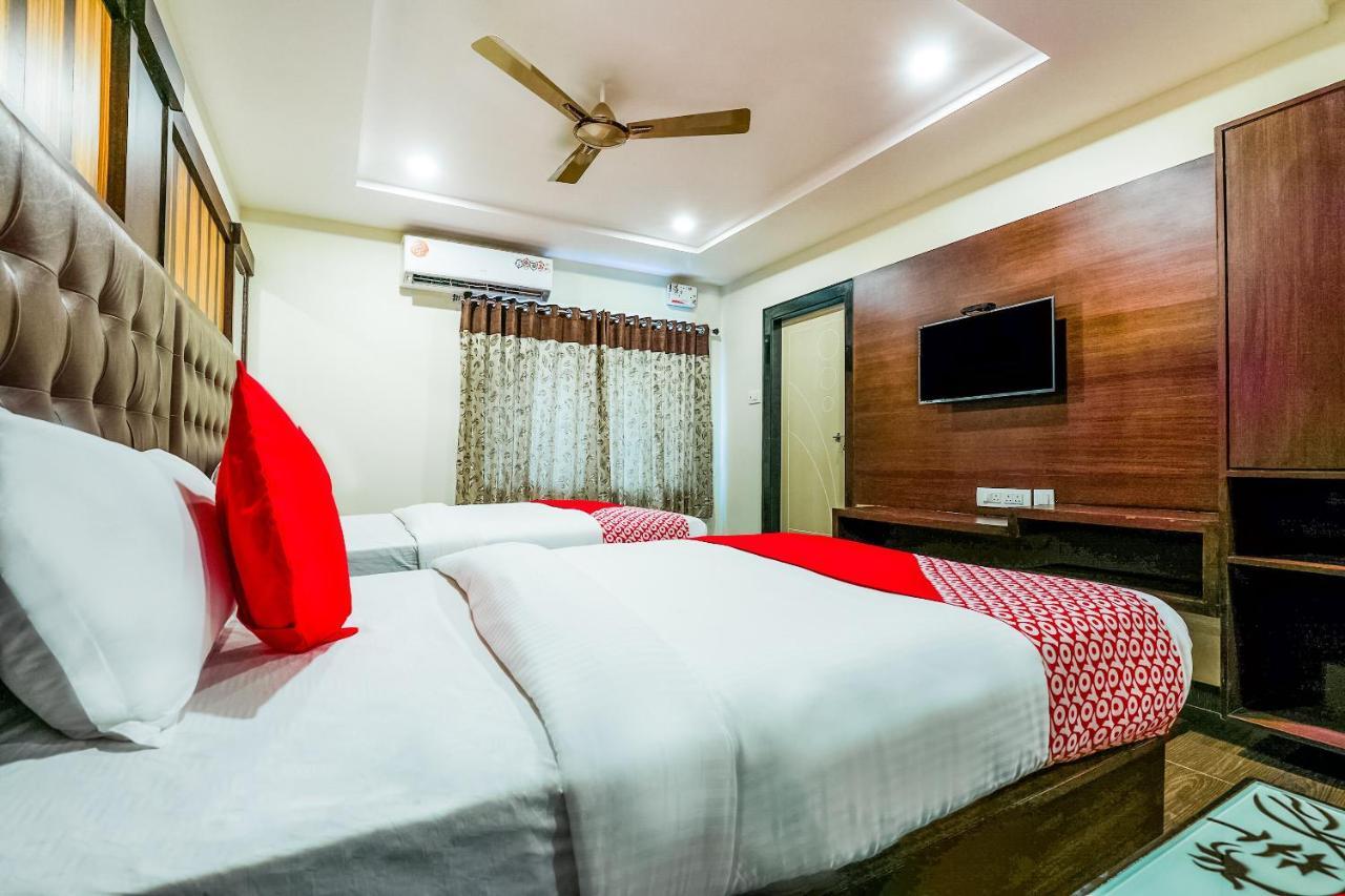Oyo 16155 Hotel Dcm Grand Vijayawāda Exteriör bild