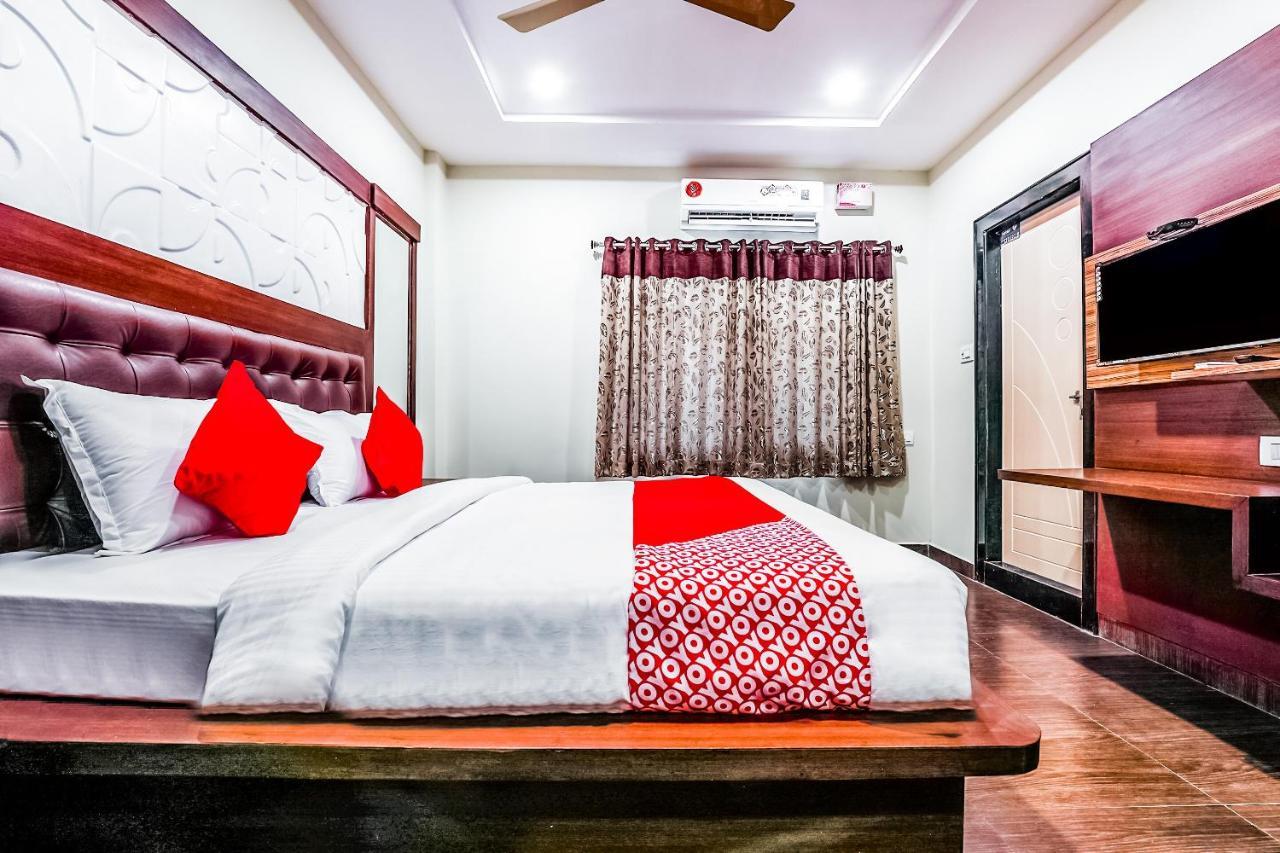 Oyo 16155 Hotel Dcm Grand Vijayawāda Exteriör bild