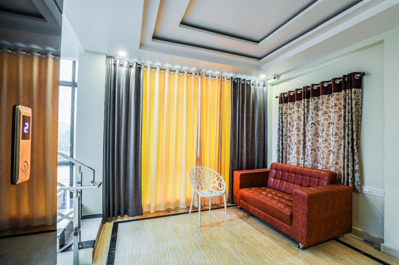 Oyo 16155 Hotel Dcm Grand Vijayawāda Exteriör bild