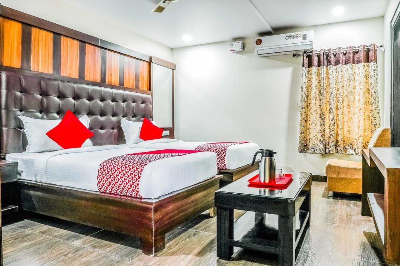 Oyo 16155 Hotel Dcm Grand Vijayawāda Exteriör bild
