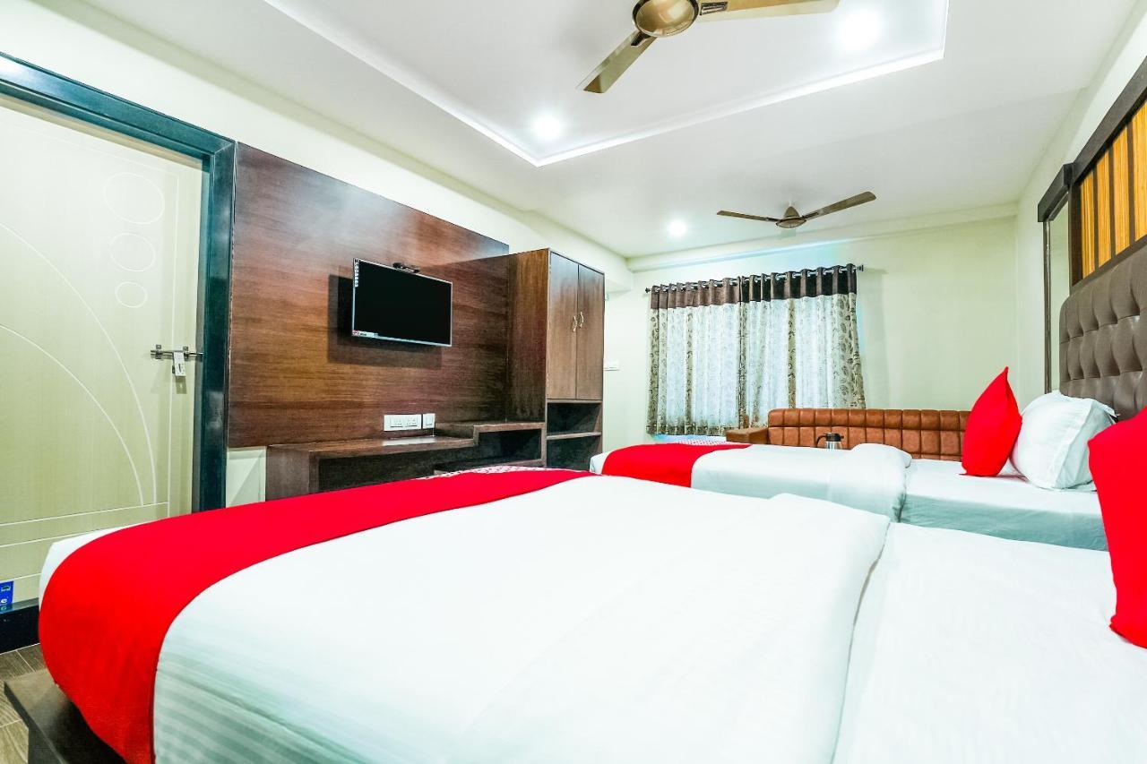 Oyo 16155 Hotel Dcm Grand Vijayawāda Exteriör bild